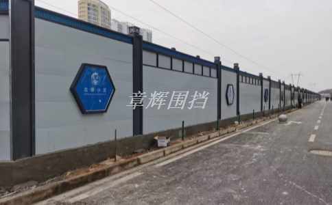 簡(jiǎn)易圍擋在城市橋梁施工中的使用壽命如何保障？（城市橋梁施工中簡(jiǎn)易圍擋的防震和防風(fēng)措施）