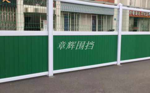 如何通過隔離帶和控制入口等技術手段，在簡易圍擋周邊形成相對封閉的空間，增強其隱私保護能力？（控制入口和隔離帶實現簡易圍擋周邊隱私保護）