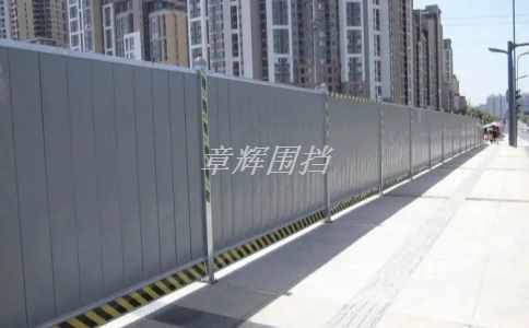 簡易圍擋是否容易被污染和損壞？