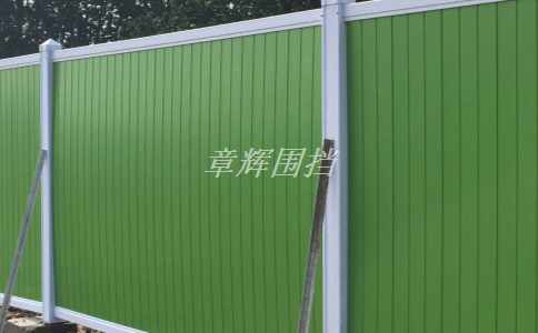 哪些環(huán)境條件下需要使用簡易圍擋來保障人員和物資的安全？（簡易圍擋應(yīng)用的環(huán)境條件要求）