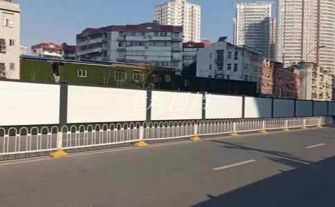 如何通過簡易圍擋來規(guī)范建筑工地周邊交通秩序？（建筑工地中簡易圍擋的交通管理作用）